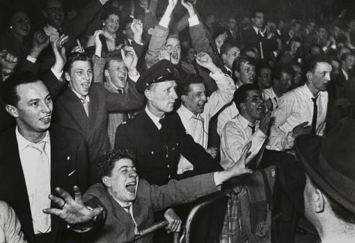 «Público en un concierto de la Lionel Hampton Big Band», Concertgebouw, Ámsterdam, 1956. Nederlands fotomuseum