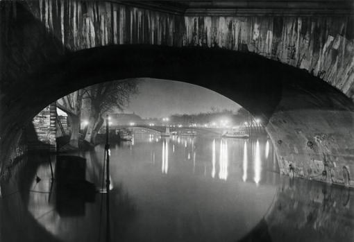 Brassaï. «Vista desde el Pont Royal hacia el Pont Solférino»