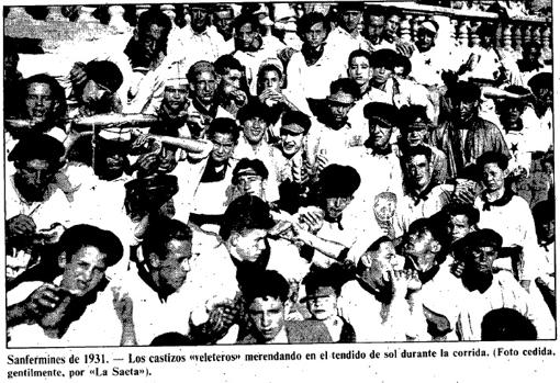 Los socios de la peña La Veleta, en la Plaza de Toros