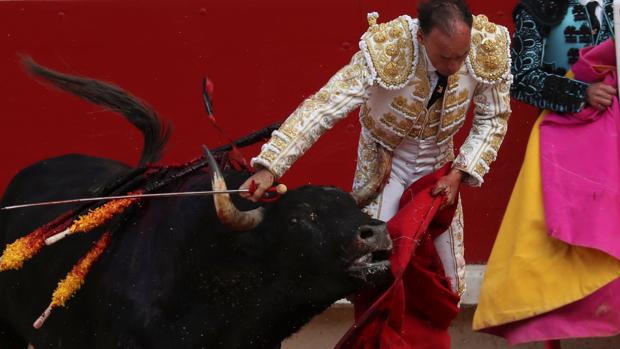 Pepín Liria, en el momento de la cogida