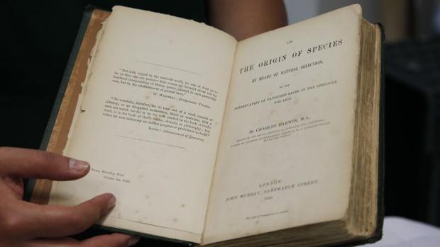 Fotografía de la primera edición de 'El origen de las especies' de Charles Darwin