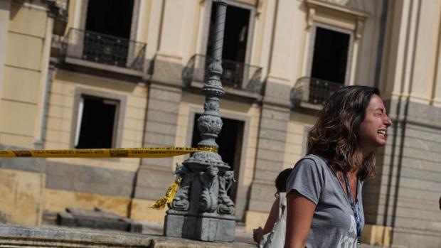 Una funcionaria llora a las puertas del Museo Nacional de Río de Janeiro (Brasil)