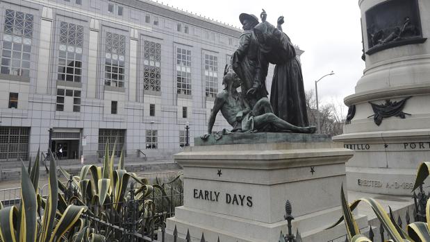 La estatua, situada frente al Ayuntamiento de San Francisco