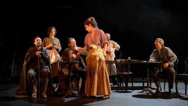 Una escena de «Luces de bohemia», con Juan Codina, Chema Adeva y Paula Iwasaki en primer término