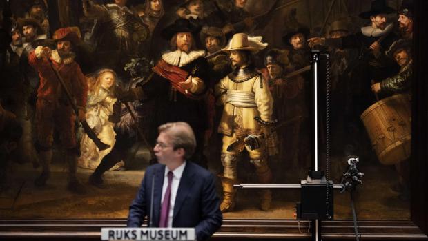 El director del Rijksmuseum, Taco Dibbits, hoy ante «La Ronda de noche» de Rembrandt
