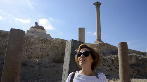 Julia Navarro, fotografiada delante de la Columna de Pompeyo, en Alejandría (Egipto)