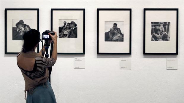 Una visitante fotografía algunas de las instantáneas de Lee Miller