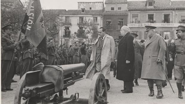 Juan Negrín, Manuel Azaña, el general Miaja y El Campesino pasan revista a las tropas republicanas en noviembre de 1937