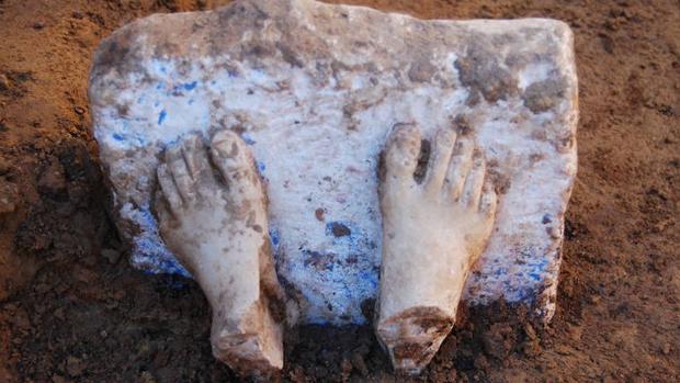 Pies de una estatua griega adquirida por los tartesios, prueba de rutas comerciales