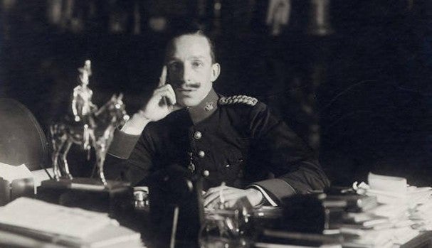 Alfonso XIII en su despacho
