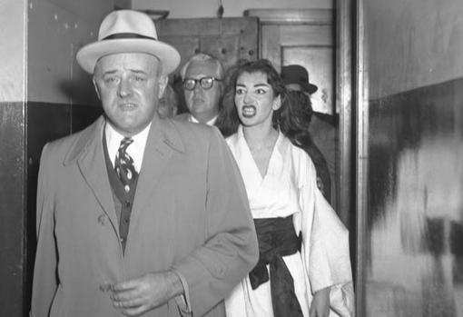 La soprano, aún caracterizada como Cio-Cio-San, vocifera contra el agente Stanley Pringle