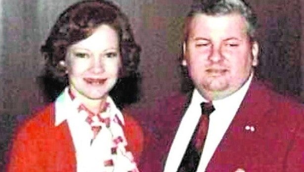 Rosalynn Carter, la mujer del presidente estadounidense, junto a John Wayne Gacy, voluntario del Partido Demócrata
