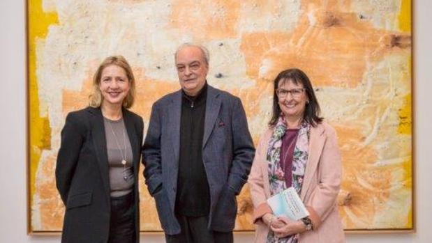 De izquierda a derecha, la directora de la Whitechapel Gallery, Iwona Blazwick; el escritor Enrique Vila-Matas, y la directora general de la Fundación Bancaria «la Caixa», Elisa Durán
