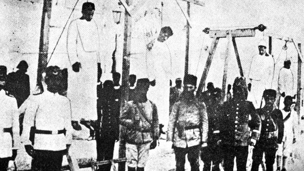 Foto de 1915 con soldados turcos posando cerca de los cuerpos de armenios ejecutados y que inspiró el término «genocidio»