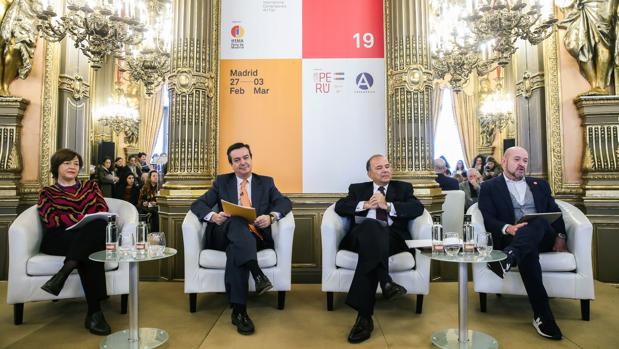 De izquierda a derecha, Maribel López, Eduardo López-Puertas, Claudio de la Puente Ribeyro y Carlos Urroz, ayer en Casa de América
