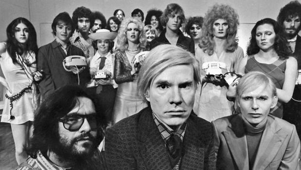 Andy Warhol con el elenco de «Pork» en La Mama, 1971. Cortesía del archivo Jack Mitchell