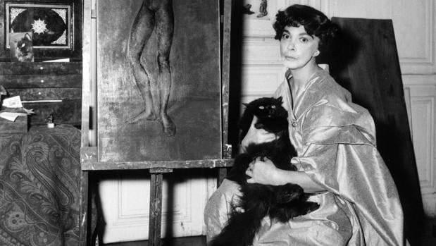 Leonor Fini, en su casa de París en 1956 con un gato persa en sus brazos. Llegó a tener 23