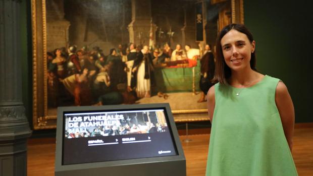 Cecilia Pardo posa delante de la pintura «Los funerales de Atahualpa» del artista peruano Luis Montero