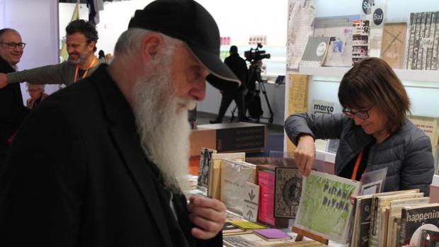 Visitantes observan los artículos de varios estands de ArtsLibris
