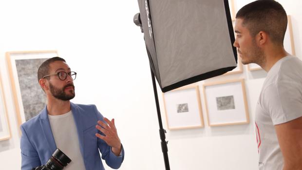 Fernando Bayona fotografía a un modelo para su serie «La memoria traidora»