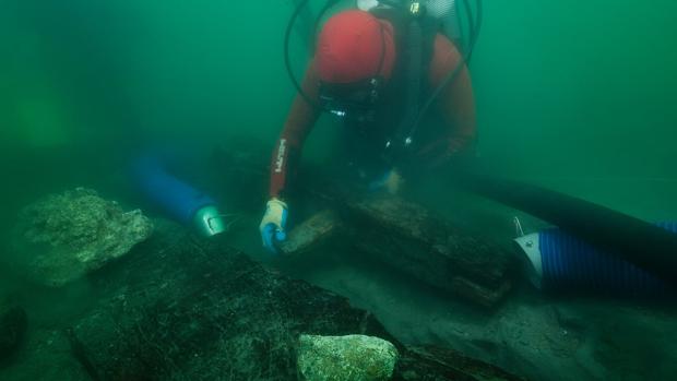 Un arqueólogo inspecciona la quilla del pecio descubierto en las aguas que rodean el puerto de Thonis Heracleio