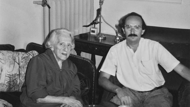 María Zambrano y Antonio Colinas, en la casa de la filósofa en Madrid, en 1985