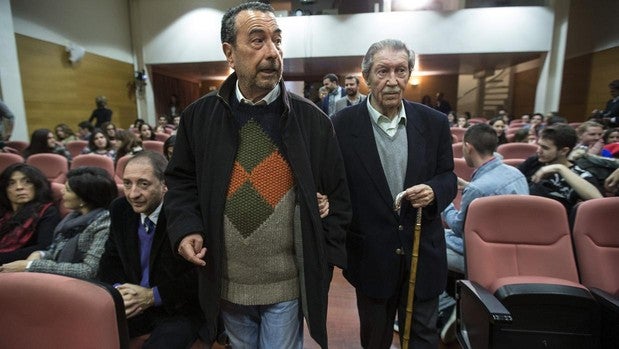 El director de cine José Luis Garci (i) acompaña al veterano columnista y poeta malagueño Manuel Alcántara (d) en una mesa redonda en 2014