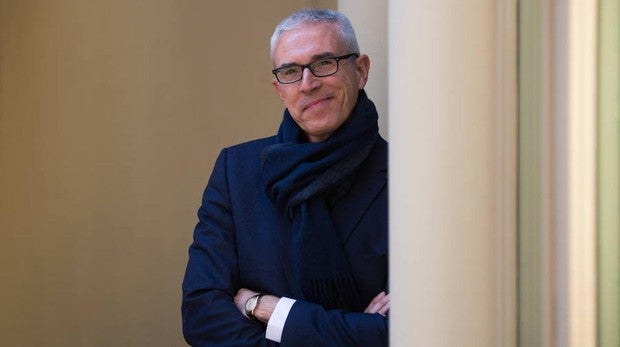 Emilio Lara es autor también de «La cofradía de la Armada Invencible», entre otros títulos