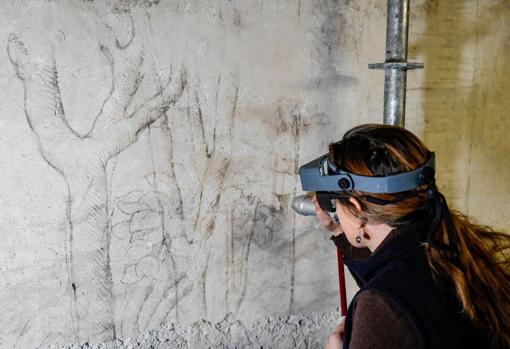 Una restauradora trabajando en los dibujos de Leonardo en el Castello Sforzesco de Milan