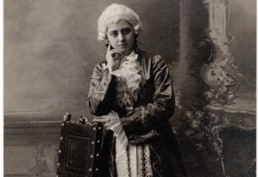 Victorina Durán disfrazada, en una fotografía dedicada a su abuela