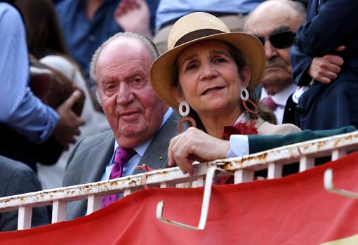Don Juan Carlos, que recibió el brindis de la terna, con la Infanta Elena