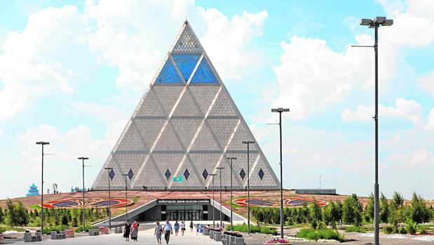 El Palacio de la Paz y la Reconciliación de Astaná, obra de Norman Foster