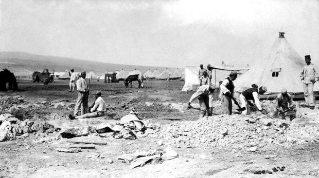 Soldados españoles construyendo un parapeto en el Monte Arruit, poco después de su ocupación