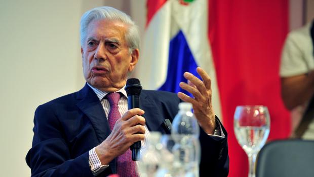 El escritor peruano Mario Vargas Llosa durante la charla literaria que mantiene con la poeta dominicana Soledad Álvarez, esta tarde en el Pabellón de República Dominicana de la Feria del Libro