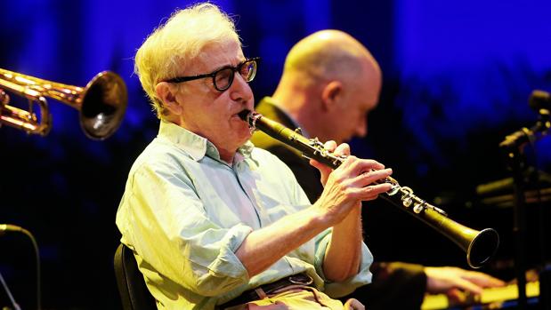 Woody Allen en plena demostración musical con el clarinete