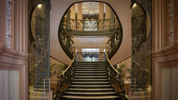 La escalera monumental del Palacio de Longoria, sede de la SGAE