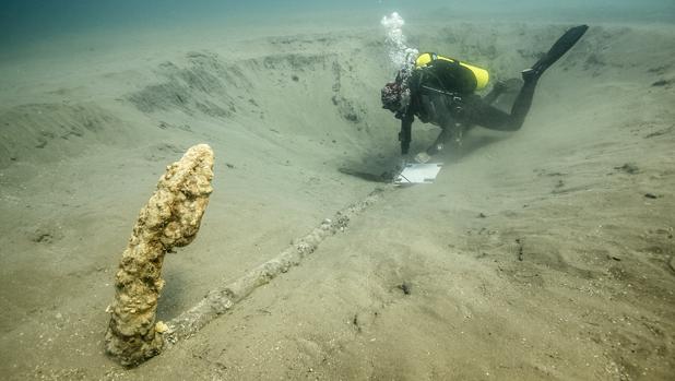 El ancla hallada en la última camapaña cuyo cepo de madera ha confirmado una antigüedad de 500 años