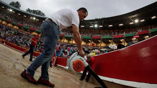 Los operarios trabajan para acondicionar el ruedo