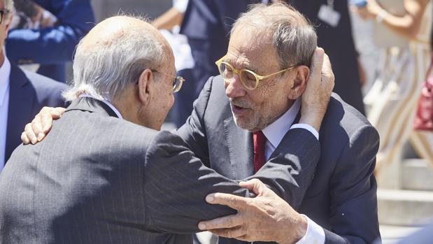 Javier Solana es saludado muy amistosamente por Plácido Arango, quien ya fue presidente del Patronato del Prado