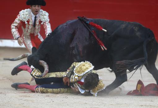 Javier MarÃn, a merced del sexto toro tras ser cogido