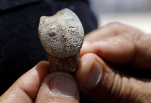 Un busto de piedra hallado en el lugar
