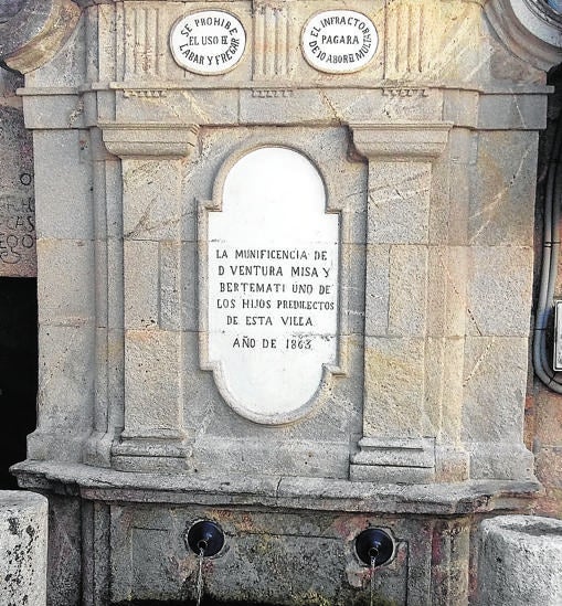 En esta fuente, hay una inscripción que advierte de la proihibición de lavar la ropa so pena de 80 reales
