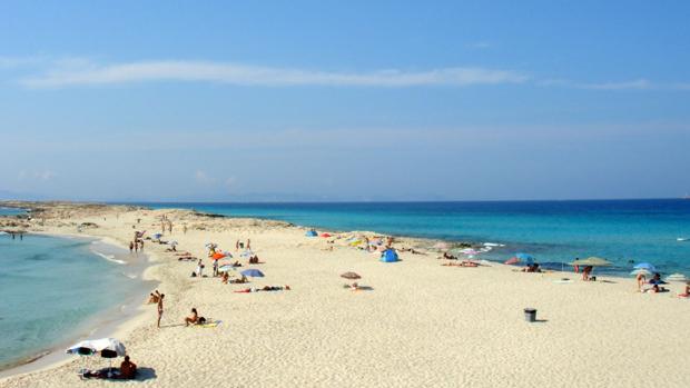 La isla reúne algunas de las playas más valoradas, como Ses Illetes, una fina lengua de arena blanca salpicada de pequeños islotes