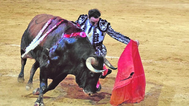 Enrique Ponce deleitó con sus poncinas al toro de Juan Pedro Domecq al que indultó, Fantasía de nombre