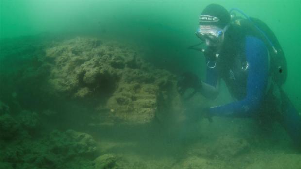 El historiador Dan Snow inspecciona el sitio