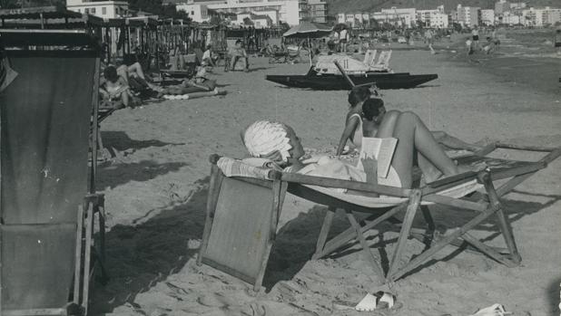 Una turista en la playa de Benidorm en 1962