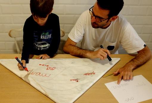 Fotograma del vídeo «Lección de escritura», de Efraím Ortega