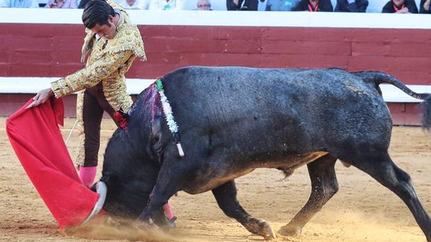 Emilio de Justo, en el inicio de un pase de pecho al tercer toro