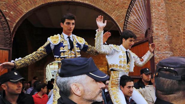 Marcos y Grande, a hombros