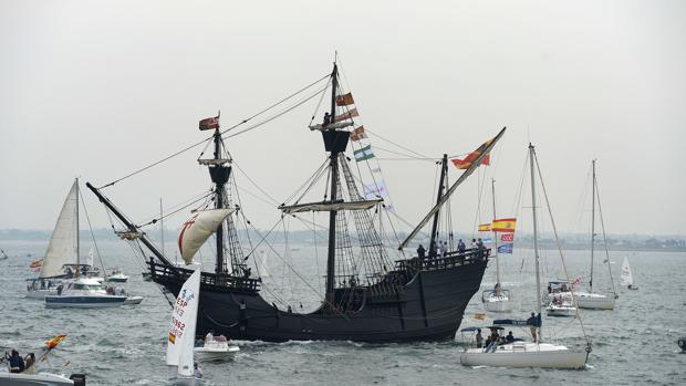 Una réplica de la nao Victoria, de Fernando de Magallanes, este viernes en la costa de Sanlúcar de Barrameda